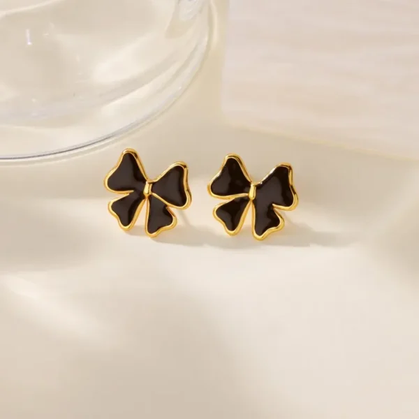 arete dorado lazo negro