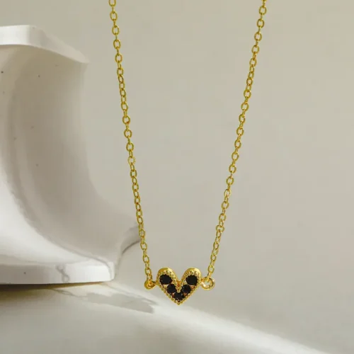 collar corazon negro